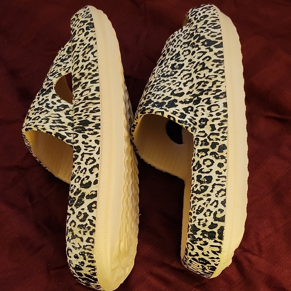 NWOT Leopard Pattern Slides - Picture 3 of 4